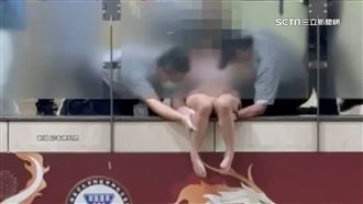 病患雙腿卡玻璃牆　保全、醫護持掃把協助