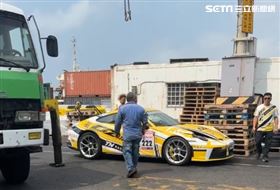 廖老大超跑車隊赴澎湖參加公路賽，千萬超跑運抵碼頭後慘遭貨櫃壓傷。（圖／翻攝D2 Racing Sport臉書）