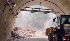 餘震不斷「搶通閃落石」畫面曝！他揭幕後英雄：這群人害怕也只能停留（圖／擷取自Facebook／中橫路況交通資訊站）