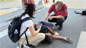 天王星大樓拆除  救貓爭議讓大樓主委情緒崩潰花蓮市天王星大樓拆除作業11日持續，大樓內的寵物貓成焦點，大樓王姓主委也因為收到許多網友的攻擊、謾罵，到拆除現場哭喊說，承受太大壓力。她情緒崩潰跪趴地上，還弄傷嘴部流出血來，被救護車送醫治療。中央社記者李先鳳攝  113年4月11日