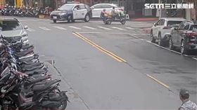 警方在新東街及富錦街口攔查無牌電動三輪車。（圖／翻攝畫面）