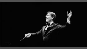 芝加哥交響樂團協會（Chicago Symphony Orchestra Association）宣布，該團董事會一致同意，任命芬蘭指揮麥凱萊（Klaus Mäkelä）為其133年團史中的第十一任音樂總監，並馬上受聘為準音樂總監，於2024-25樂季負責兩週的預訂音樂會，曲目包括馬勒交響曲，以及與駐團鋼琴家特里弗諾夫（Daniil Trifonov）合作布拉姆斯第二號鋼琴協奏曲。