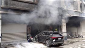 ▲台中市大雅區雅楓街一處透天民宅，今（11日）下午驚傳遭人縱火，導致3人燒成焦屍。（圖／翻攝自記者爆料網）