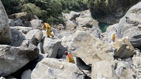 砂卡礑搜救失聯新加坡夫妻  熱區縮小花蓮強震搜救第9天，失聯的澳洲籍新加坡夫妻最後身影據傳出現在砂卡礑步道，搜救人員11日擴大搜索未果，目前將熱區縮小至步道1.8至2.2公里處共400公尺，也是步道坍塌最嚴重的大崩壁區域，搜救難度更高。（花蓮縣消防局提供）中央社記者張祈傳真  113年4月11日