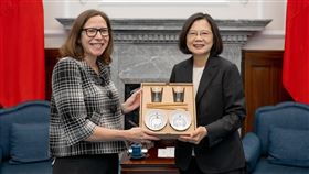 美國在台協會主席蘿拉．羅森伯格（Laura Rosenberger）訪台期間，與總統蔡英文蔡英文會面。（圖／翻攝AIT臉書)