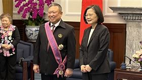 中華奧會主席林鴻道（左）獲總統蔡英文（右）頒發一等景星勳章。（圖／中華奧會提供）