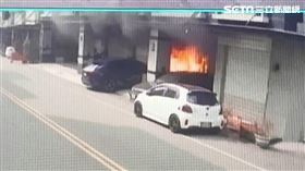 台中大雅一處分租透天厝驚傳縱火案，造成3人死亡、1人重傷，縱火畫面曝光。（圖／翻攝畫面）