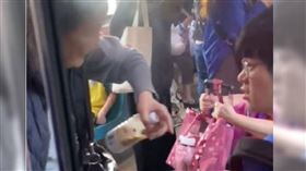 阿婆原本坐在博愛座對面的位置，而後走到韓國旅客面前，並點對方的肩膀，要求讓座。（圖／翻攝自爆料公社）