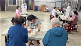 士林溪山里多人上吐下瀉 北市聯醫團隊進駐台北市士林區溪山里疑爆發急性腸胃炎群聚，多人出現上吐下瀉症狀，台北市立聯合醫院陽明院區醫療團隊進駐提供里民就近就醫服務，也在陽明院區開設急性腸胃炎特別門診。（圖／台北市衛生局提供）