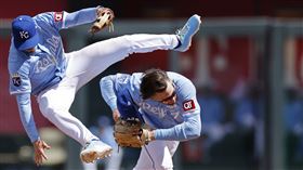 ▲皇家二、游在場上發生車禍，仍抓下出局數。（圖／美聯社／達志影像）