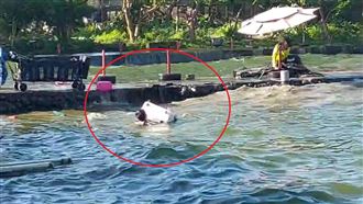 強震釣客落水抱冰箱保命　驚險畫面曝光！