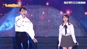 ▲黃露瑤一出場就和師奶殺手李子森合唱，整場氣氛充滿粉紅泡泡（圖／超級夜總會）