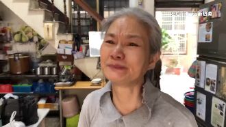 不捨老闆從未放長假　老闆娘鞠躬淚謝客人