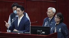 蔣萬安列席市議會回應托嬰中心虐童案台北市長蔣萬安（前左）12日列席台北市議會，與北市警察局長張榮興（右2）、社會局長姚淑文（右），接受議員質詢北投托嬰中心虐童案等相關議題。中央社記者徐肇昌攝  113年4月12日