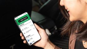 Uber 即日起推出「減碳量預估」功能，讓乘客能隨時查看相較於選擇其他乘車選項，透過「減碳優步」通勤減少的預估碳排放量。（Uber 提供）

 2. 台灣每 5 趟 Uber App 行程中就有 1 趟由純電車或油電混合車的「 減碳優步」完成，成為 Uber 全球前五大最多「減碳優步」行程的市場。（圖／Uber 提供）