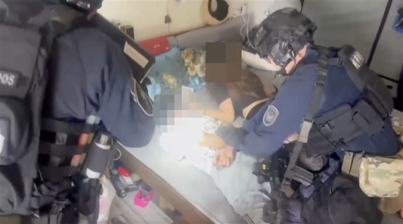 越籍情侶擄撕票同鄉　警攻堅還躺床纏綿
