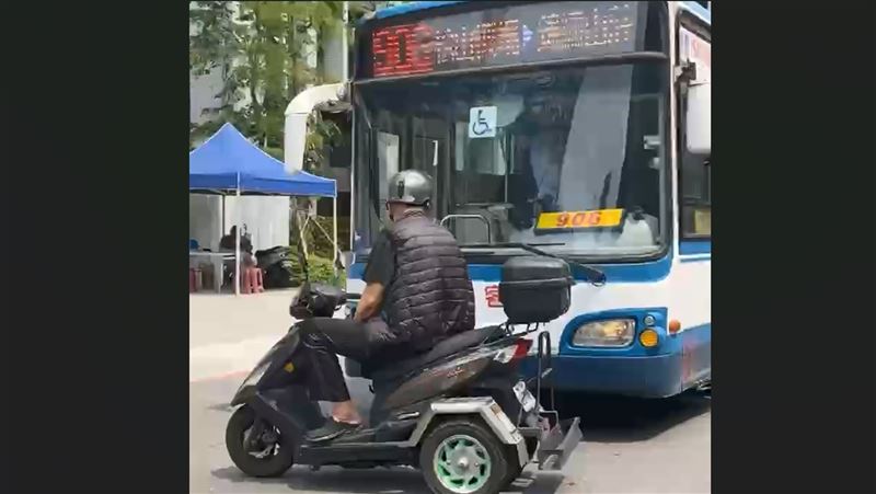 新／疑行車糾紛　三輪機車擋公車前理論
