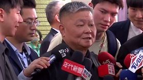 顏寬恒帶顏清標，以及一票鄉親一起走紅毯。