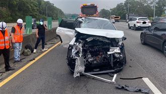 國3北向關西段緩撞車遭追撞波及大貨車