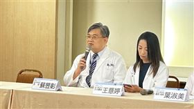 王薏婷與蘇昱彰醫師（圖上與下）分享當時討論過程。（圖／記者簡浩正攝影）