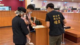 衛生局稽查藏壽司板橋中山遠百店。（圖／新北衛生局提供）