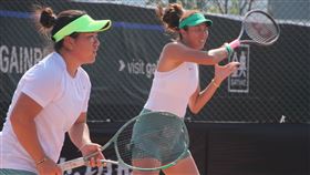 梁恩碩(左)、詹皓晴女雙直落二不敵紐西蘭，台灣苦吞4連敗，明年確定降級亞太區二級。（圖／四維體育推廣教育基金會提供）