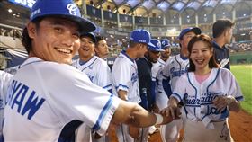 ▲富邦悍將王勝偉自肥請求劉品言將手搭在上方加油。（圖／富邦悍將提供）