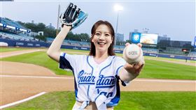 劉品言為富邦悍將擔任開球嘉賓。（圖／伯樂影業股份有限公司提供）