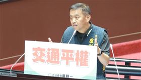 藍委盧縣一人並不在國內，竟然能「參與」立法院表決。（圖／翻攝鍾佳濱臉書）