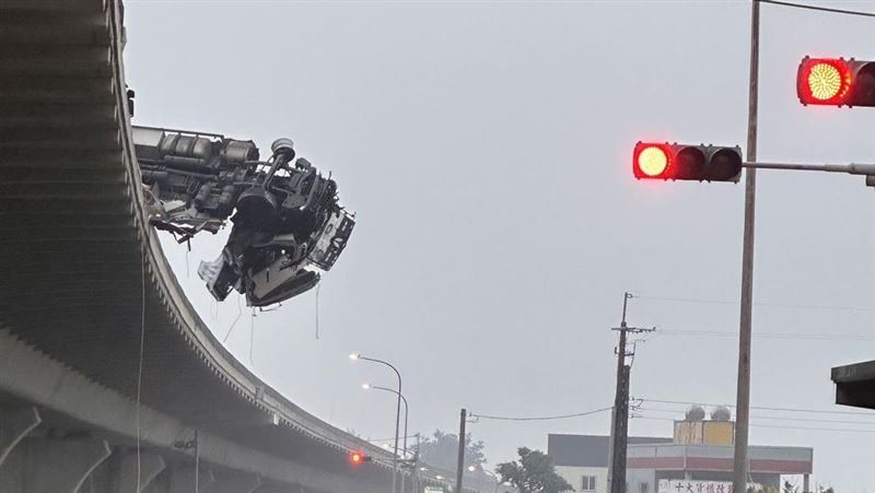 台61聯結車衝破護欄　駕駛墜平面道路亡