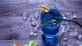 孩子喝了咖啡店賣的藍色飲料，竟排出藍色糞便。（示意圖／pexels）