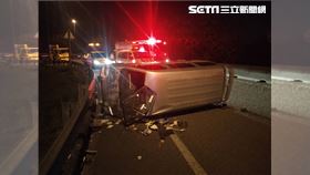 盧男駕駛廂型車在國道匝道翻覆，竟鬼扯吃安眠藥後，幫友人代駕，被抓包是偷車賊。（圖／翻攝畫面）