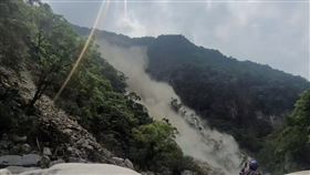 花蓮強震發生搜救工作進入第11天，10名搜救人員今天上午集結前往砂卡礑尋找失蹤的新加坡夫妻，一行人途經1.8公里處時，卻突然遇上大面積土石崩塌情況，導致搜救行動暫停。