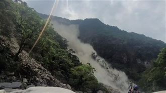 砂卡礑再傳土石崩塌　搜救人員遇險驚逃