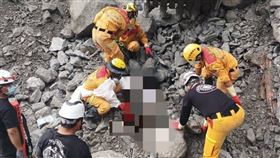 花蓮強震搜救進入第11天，目前仍有3人失聯，今天（13日）上午，在中和礦場部分熱區開挖5公尺，發現失蹤的蕭姓礦工所運載的沙包後，持續開挖搜救，上午11時許，尋獲蕭姓礦工遺體，目前已協助脫困，並搬運下山中，後續也將送往殯儀館供家屬指認，並採集檢體比對。