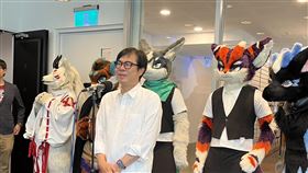 回應民生醫院開錯刀事件  陳其邁：涉及違法高雄市長陳其邁（前）13日出席「以茶會毛2024－冒險盛宴」開幕式，受訪時回應高雄市立民生醫院開錯刀事件，他表示，主刀醫師陸希平嚴重違反醫療SOP，事後更涉嫌登載偽造麻醉同意書已涉及違法。中央社記者林巧璉攝  113年4月13日