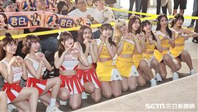 ▲新北中信特攻、臺北台新戰神攻戰大巨蛋，PS女孩和Taishin Wonders賽前合影。（圖／記者劉彥池攝影）