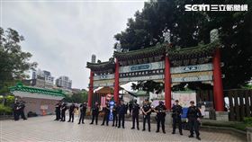 中山分局70名警力在第一殯儀館盤查弔唁的黑幫份子。（圖／翻攝畫面）