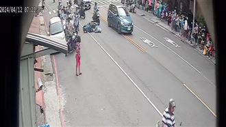 阿嬤闖馬路搶1元排骨飯　害2騎士追撞