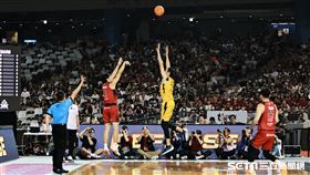 ▲新北中信特攻、臺北戰神攻戰大巨蛋，戰神黃聰翰投進兩隊第1球。（圖／記者劉彥池攝影）