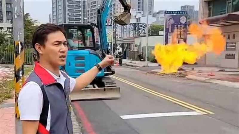 竹北挖爆瓦斯管線起火　消防員佈線警戒