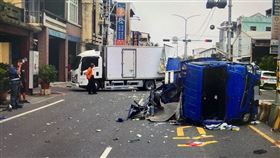 高雄旗山發生兩輛貨車追撞事故。（圖／警方提供）