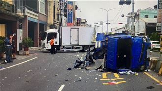 高雄貨車迴轉堵路口　倒車碰撞害翻車