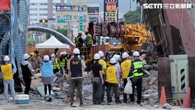 ▲康老師愛貓貓咪，在工程人員懷中，被安然送返地面。（圖／記者呂彥攝）