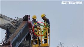 ▲康老師愛貓貓咪，在工程人員懷中，被安然送返地面。（圖／記者呂彥攝）