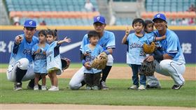 ▲富邦悍將「小小世界」主題日，陳真、李宗賢、高國麟帶小孩開球。（圖／富邦悍將提供）