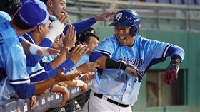 ▲富邦悍將范國宸靠著安打，再加上林子偉接球失誤上到三壘，並跑回追平分。（圖／富邦悍將提供）