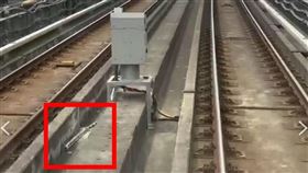 建案C型鋼竟掉落機捷軌道 桃市府命停工開罰。（圖／桃市府提供）