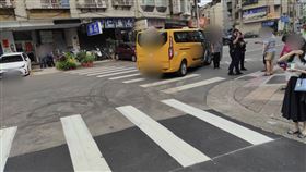 ▲台北市北投區13日下午發生一起車禍，地點在東華街一段400號巷口，一輛計程車到十字路口左轉時，疑似未注意，撞擊當時正走在斑馬線上的婦人。轄區警方抵達，先將婦人送醫，計程車駕駛酒測值為0，詳細肇事原因、責任進一步釐清。（圖／翻攝畫面）