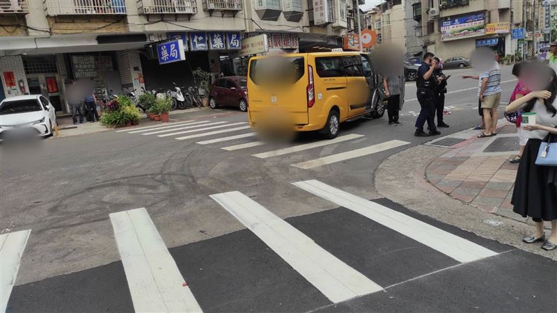 北投婦走斑馬線過馬路！計程車右轉撞上